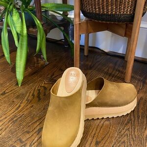 BRYR Chonk Clogs in Kelp Size 10/40